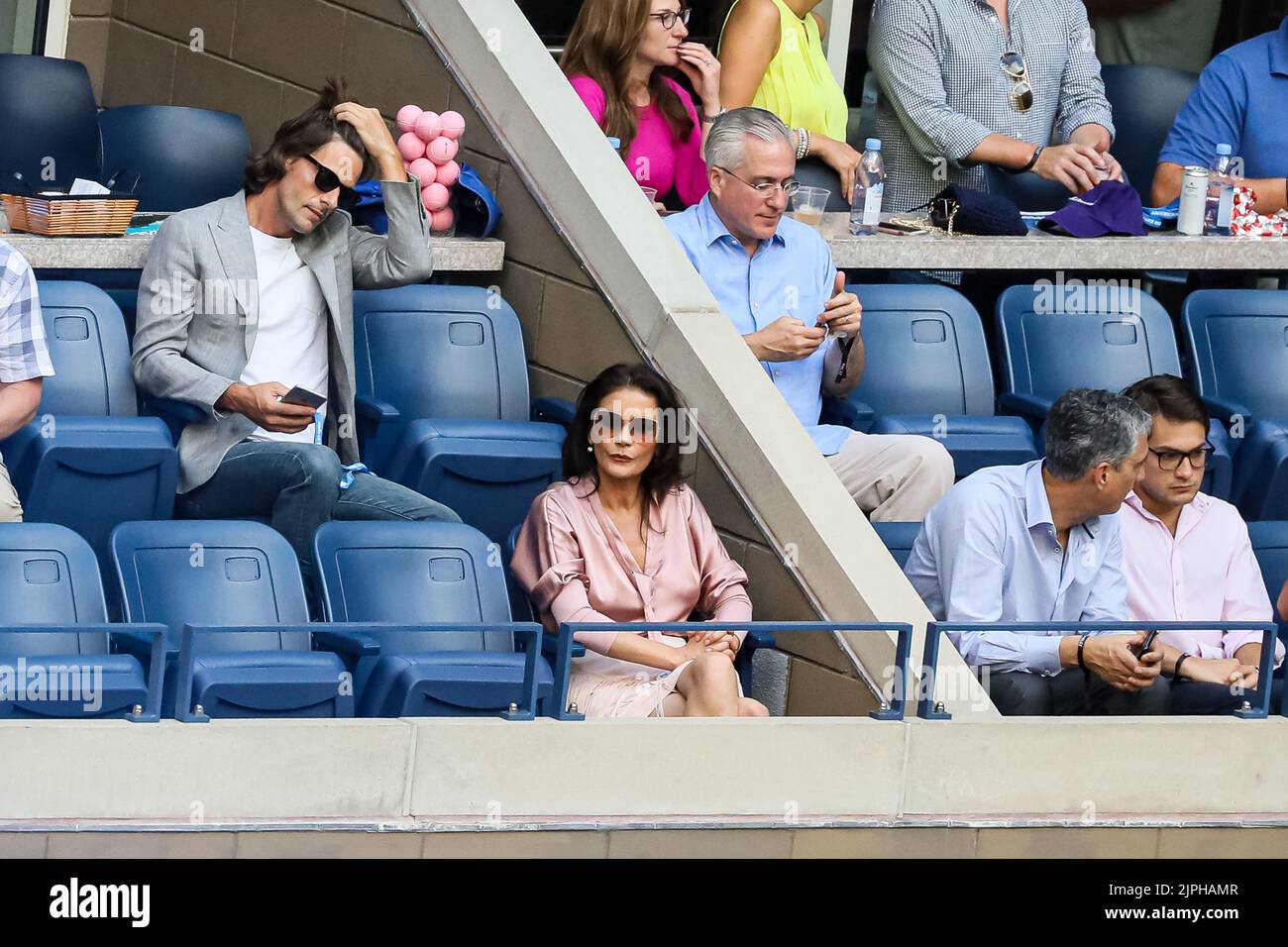 Catherine Zeta-Jones beobachtet das Finale zwischen dem Spanier Rafael Nadal und dem Russen Daniil Medvedev am 08. September 2019 im Arthur Ashe Stadium im USTA Billie Jean King National Tennis Center in New York City. Stockfoto