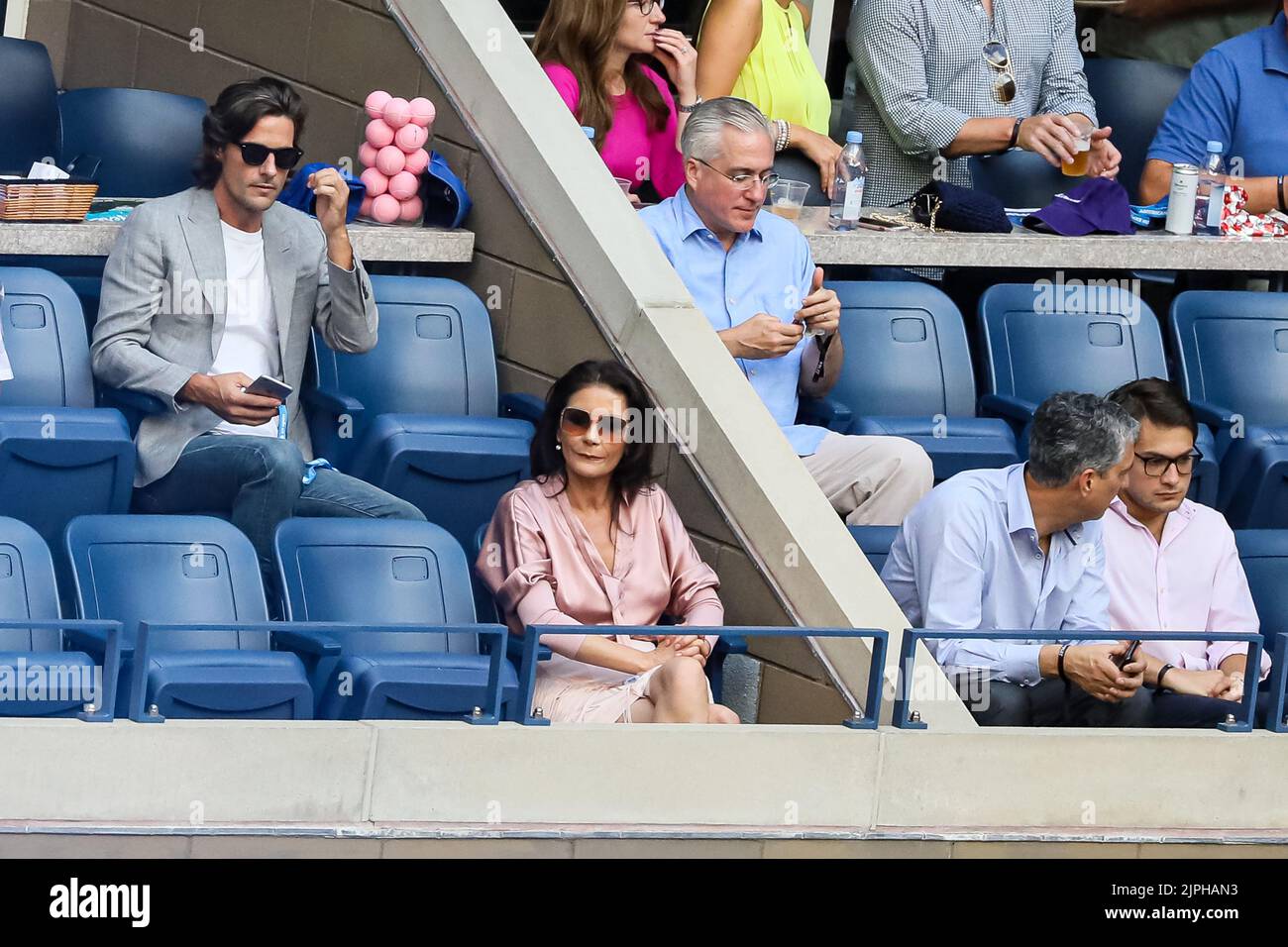 Catherine Zeta-Jones beobachtet das Finale zwischen dem Spanier Rafael Nadal und dem Russen Daniil Medvedev am 08. September 2019 im Arthur Ashe Stadium im USTA Billie Jean King National Tennis Center in New York City. Stockfoto