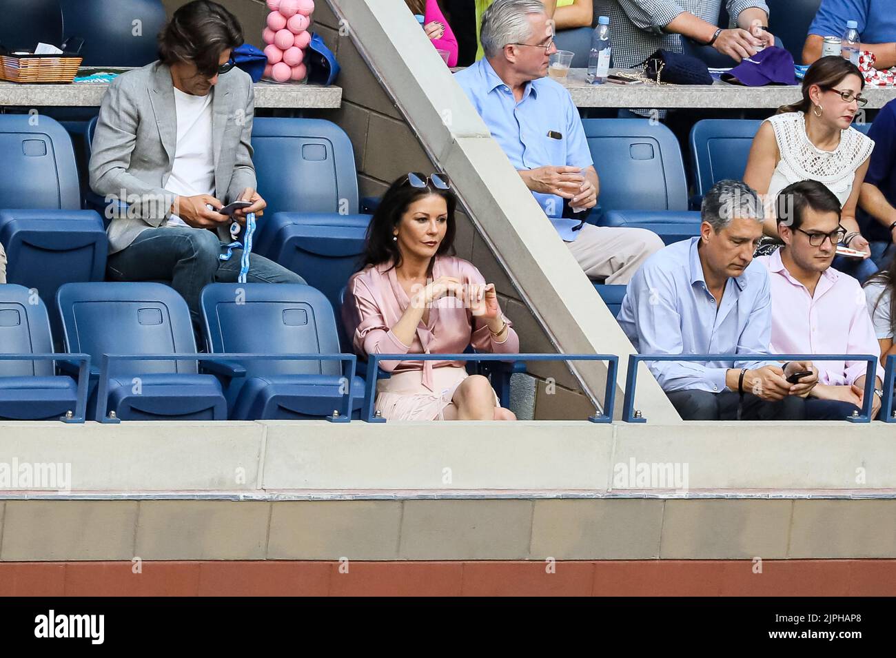 Catherine Zeta-Jones beobachtet das Finale zwischen dem Spanier Rafael Nadal und dem Russen Daniil Medvedev am 08. September 2019 im Arthur Ashe Stadium im USTA Billie Jean King National Tennis Center in New York City. Stockfoto