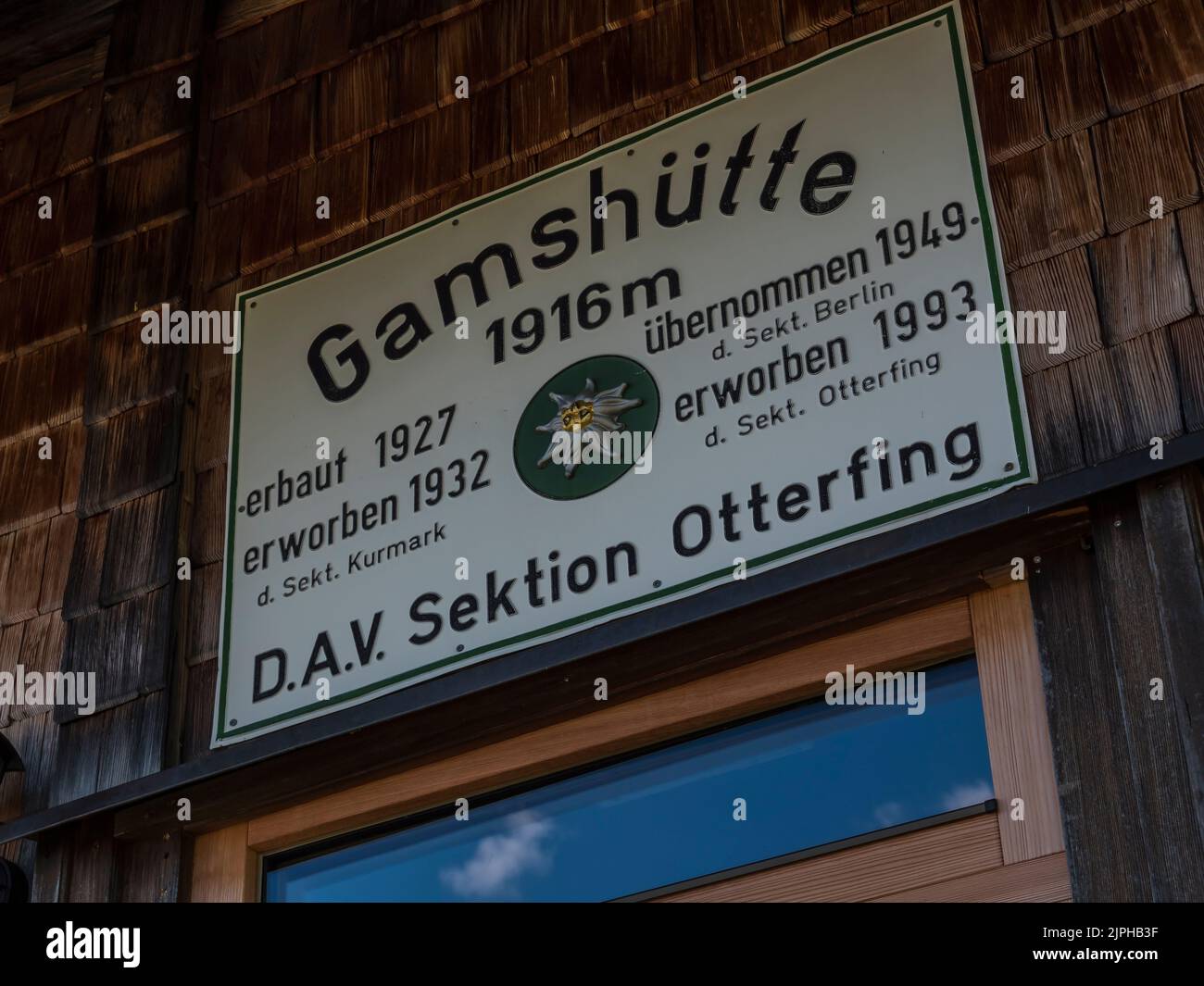 Dies ist die Berghütte Gams Hut, die von der DAV Sektion Otterfing verwaltet wird. Das Hotel liegt auf dem hohen Wanderweg bekannt als der Berliner Hohenweg Stockfoto