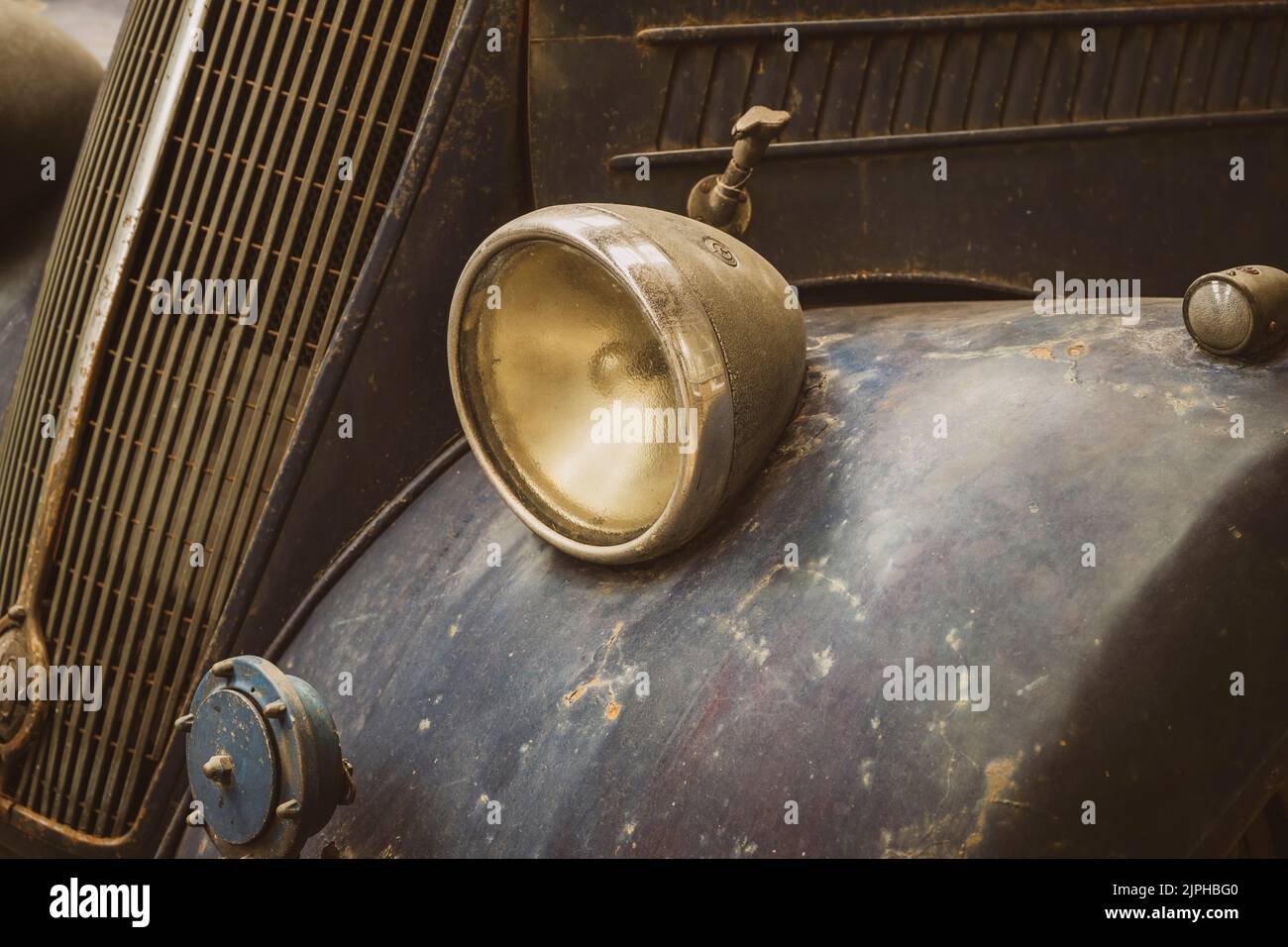 Alte Motorautoscheinwerfer am Radkasten Stockfoto