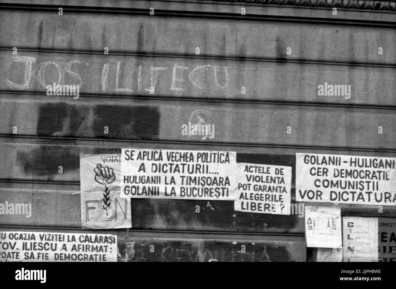 Bukarest, Rumänien, April 1990. „Golaniada“, ein großer Anti-Kommunismus-Protest auf dem Universitätsplatz nach der rumänischen Revolution von 1989. Die Menschen versammelten sich täglich, um gegen die Ex-Kommunisten zu protestieren, die nach der Revolution die Macht ergriffen hatten. Am Universitätsgebäude hingen verschiedene Plakate. Stockfoto