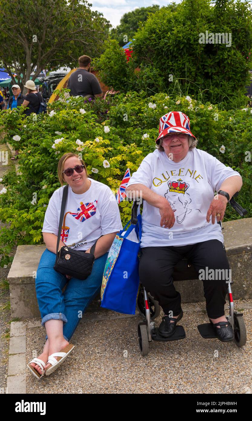 Zwei Frauen kleideten sich an einem heißen, sonnigen Tag im Juni für die Feierlichkeiten zum Platin-Jubiläum der Queens in Swanage, Dorset, Großbritannien Stockfoto