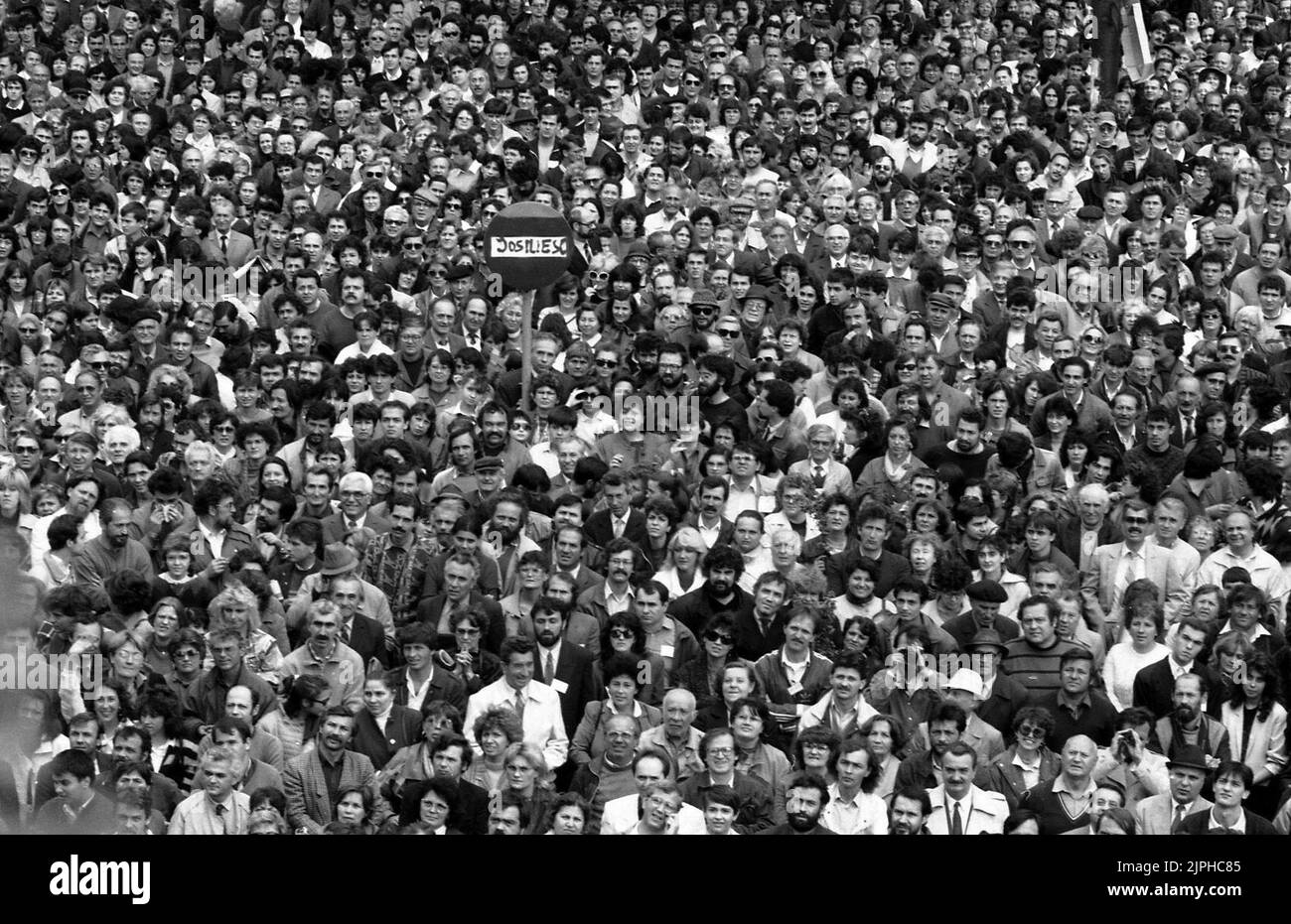 Bukarest, Rumänien, April 1990. „Golaniada“, ein großer Anti-Kommunismus-Protest auf dem Universitätsplatz nach der rumänischen Revolution von 1989. Die Menschen versammelten sich täglich, um gegen die Ex-Kommunisten zu protestieren, die nach der Revolution die Macht ergriffen hatten. Die Hauptforderung war, dass kein ehemaliges Parteimitglied bei den Wahlen im Mai 20. kandidieren darf. Auf dem Schild steht 'Jos Iliescu' (Down with Iliescu). Iliescu, ein ehemaliger kommunistischer Beamter, wurde nach der Revolution provisorischer Präsident und wurde schließlich bei den umkämpften Wahlen im Mai 1990 zum Präsidenten gewählt. Stockfoto