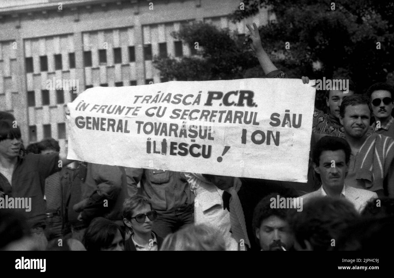 Bukarest, Rumänien, April 1990. „Golaniada“, ein großer Anti-Kommunismus-Protest auf dem Universitätsplatz nach der rumänischen Revolution von 1989. Die Menschen versammelten sich täglich, um gegen die Ex-Kommunisten zu protestieren, die nach der Revolution die Macht ergriffen hatten. Auf dem Transparent steht: „Es lebe die Kommunistische Partei unter der Führung von Ion Iliescu“. Iliescu, ein ehemaliger kommunistischer Beamter, wurde nach der Revolution provisorischer Präsident und wurde schließlich bei den umkämpften Wahlen im Mai 1990 zum Präsidenten gewählt. Stockfoto