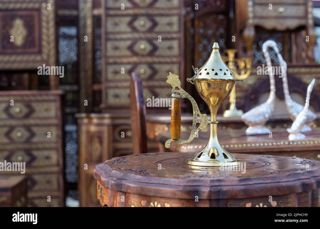 Indische Bronze-Ikone Lampe für Kerzen und Weihrauch. Souvenirs aus Indien. Stockfoto