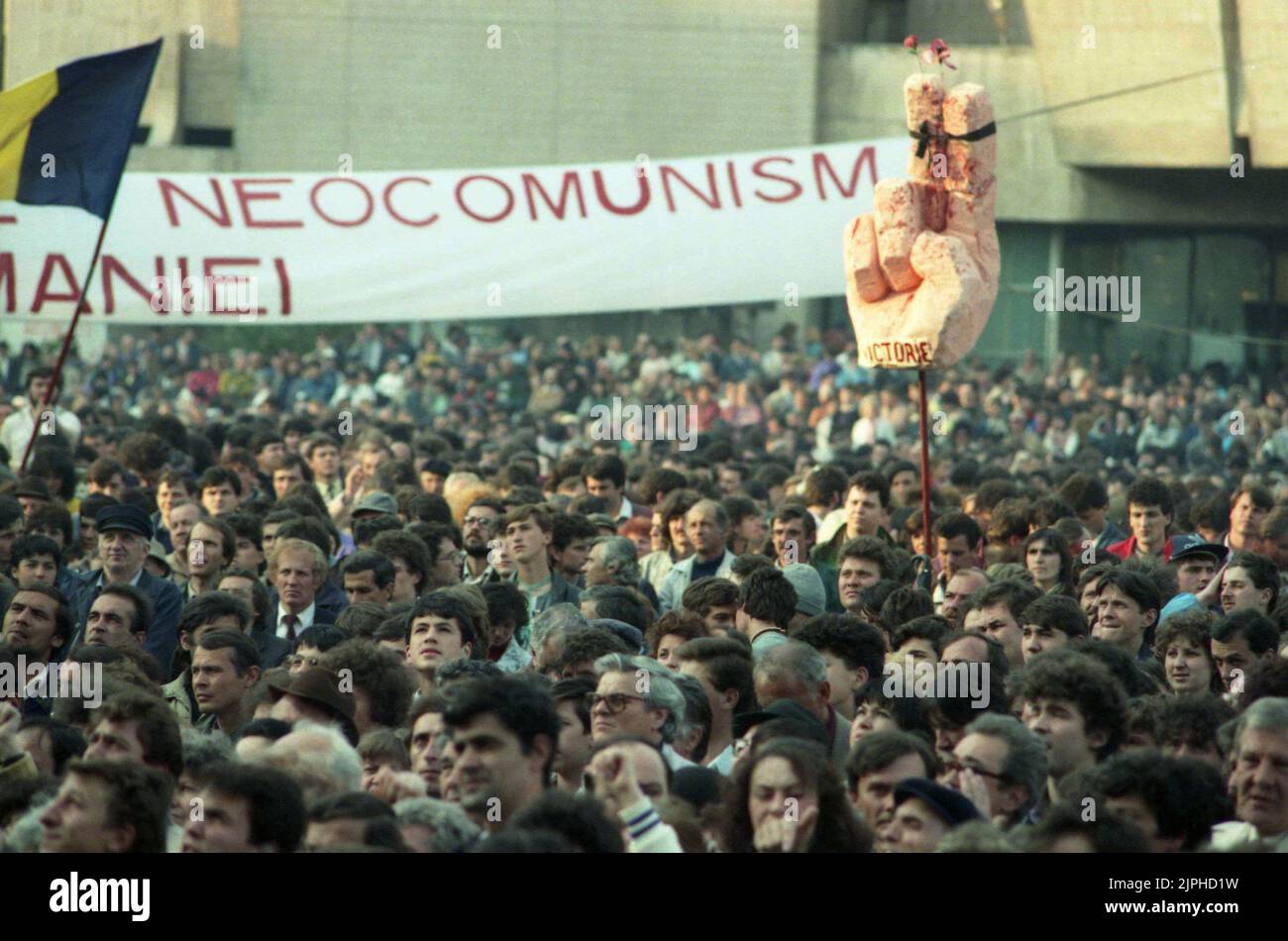 Bukarest, Rumänien, April 1990. „Golaniada“, ein großer Anti-Kommunismus-Protest auf dem Universitätsplatz nach der rumänischen Revolution von 1989. Die Menschen versammelten sich täglich, um gegen die Ex-Kommunisten zu protestieren, die nach der Revolution die Macht ergriffen hatten. Es wurde eine große Hand gebunden, damit es nicht in der Lage sein wird, das Siegeszeichen zu setzen, in Anspielung darauf, dass der Sieg in der Revolution dem Volk gestohlen wurde. Stockfoto