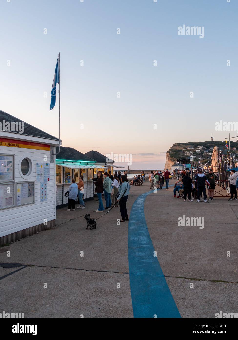 Bild einer französischen Küstenstadt am späten Abend Stockfoto