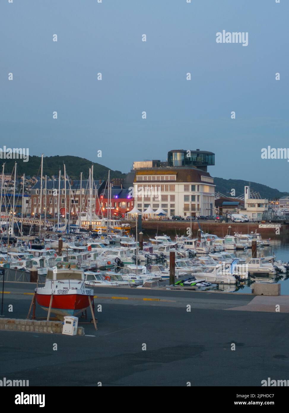 Bild einer französischen Küstenstadt am späten Abend Stockfoto