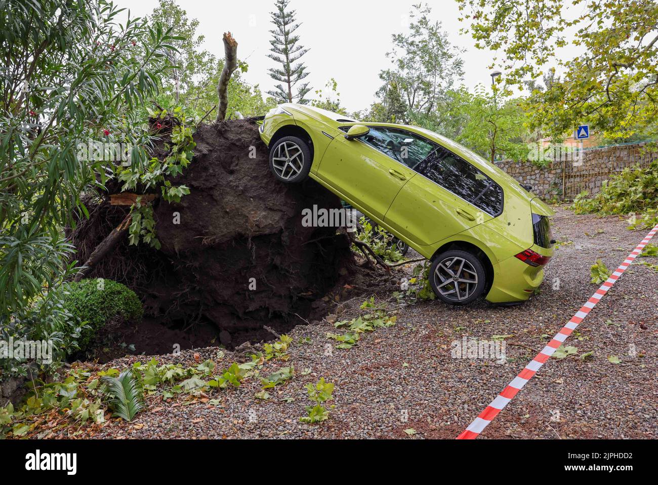 Korsika wurde von einem sehr heftigen Sturm getroffen, der am Donnerstagmorgen mindestens 5 Tote, zwölf Verletzte und viele Sachschäden verursachte. Ein 13-jähriges Mädchen starb, nachdem ein Baum auf einem Campingplatz gefallen war. Eine 72-jährige Frau starb, nachdem das Dach einer Strohhütte auf ihr Fahrzeug gefallen war. Weiter nördlich der Insel verlor auch ein 46-jähriger Mann sein Leben, nachdem in Calvi ein Baum auf einen Bungalow gefallen war. Zwei andere Menschen starben, ein Fischer und eine Frau, die mit dem Kajak unterwegs war. Korsika, Frankreich am 18. August 2022. Foto von Shootpix/ABACAPRESS.COM Quelle: Abaca Press/Alamy Live News Stockfoto
