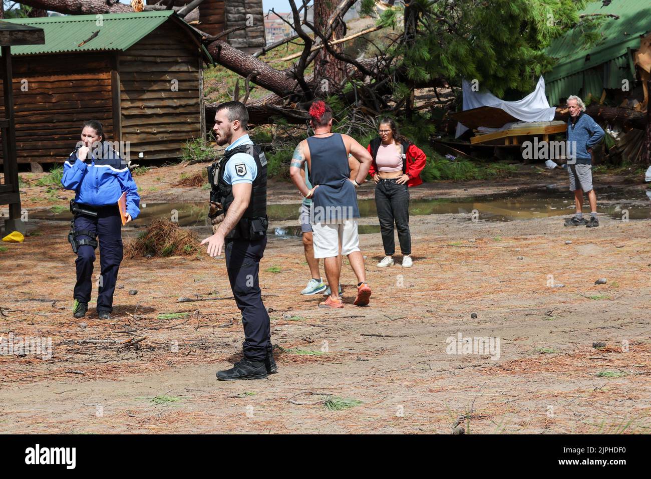 Korsika wurde von einem sehr heftigen Sturm getroffen, der am Donnerstagmorgen mindestens 5 Tote, zwölf Verletzte und viele Sachschäden verursachte. Ein 13-jähriges Mädchen starb, nachdem ein Baum auf einem Campingplatz gefallen war. Eine 72-jährige Frau starb, nachdem das Dach einer Strohhütte auf ihr Fahrzeug gefallen war. Weiter nördlich der Insel verlor auch ein 46-jähriger Mann sein Leben, nachdem in Calvi ein Baum auf einen Bungalow gefallen war. Zwei andere Menschen starben, ein Fischer und eine Frau, die mit dem Kajak unterwegs war. Korsika, Frankreich am 18. August 2022. Foto von Shootpix/ABACAPRESS.COM Quelle: Abaca Press/Alamy Live News Stockfoto