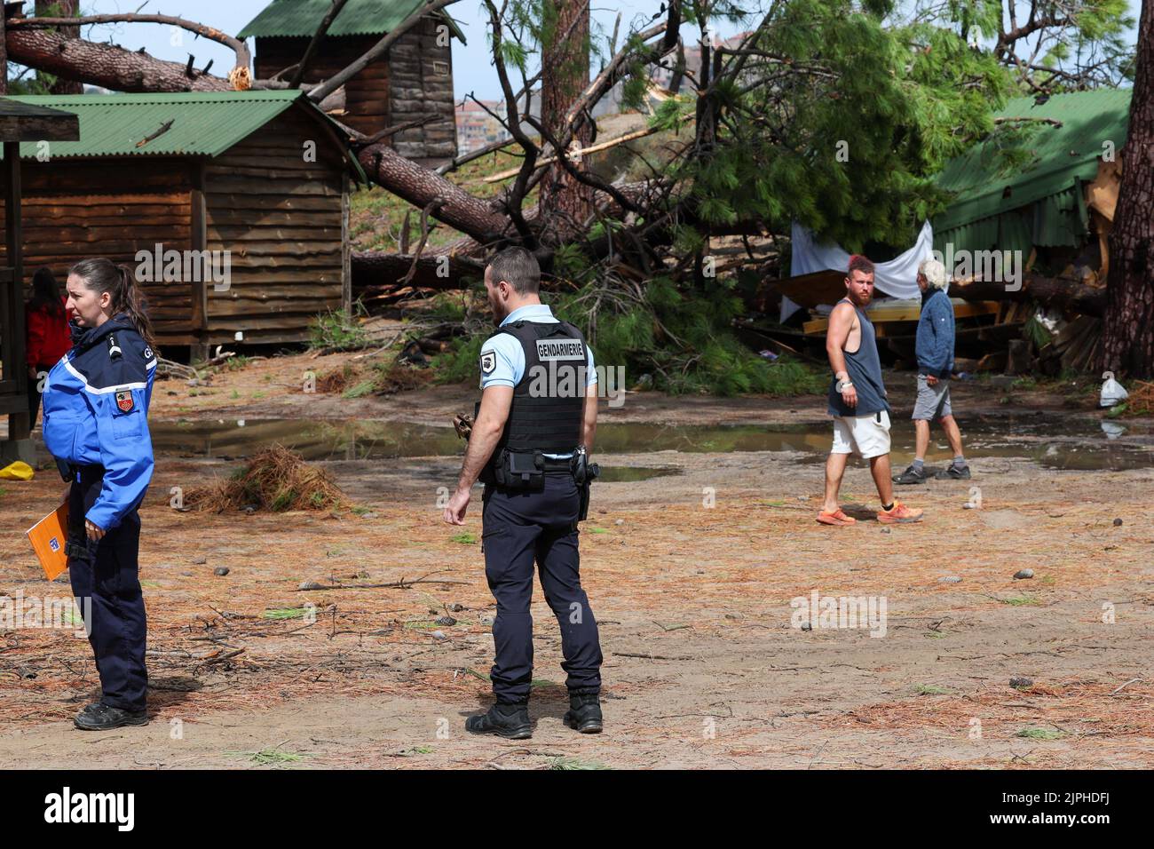 Korsika wurde von einem sehr heftigen Sturm getroffen, der am Donnerstagmorgen mindestens 5 Tote, zwölf Verletzte und viele Sachschäden verursachte. Ein 13-jähriges Mädchen starb, nachdem ein Baum auf einem Campingplatz gefallen war. Eine 72-jährige Frau starb, nachdem das Dach einer Strohhütte auf ihr Fahrzeug gefallen war. Weiter nördlich der Insel verlor auch ein 46-jähriger Mann sein Leben, nachdem in Calvi ein Baum auf einen Bungalow gefallen war. Zwei andere Menschen starben, ein Fischer und eine Frau, die mit dem Kajak unterwegs war. Korsika, Frankreich am 18. August 2022. Foto von Shootpix/ABACAPRESS.COM Quelle: Abaca Press/Alamy Live News Stockfoto