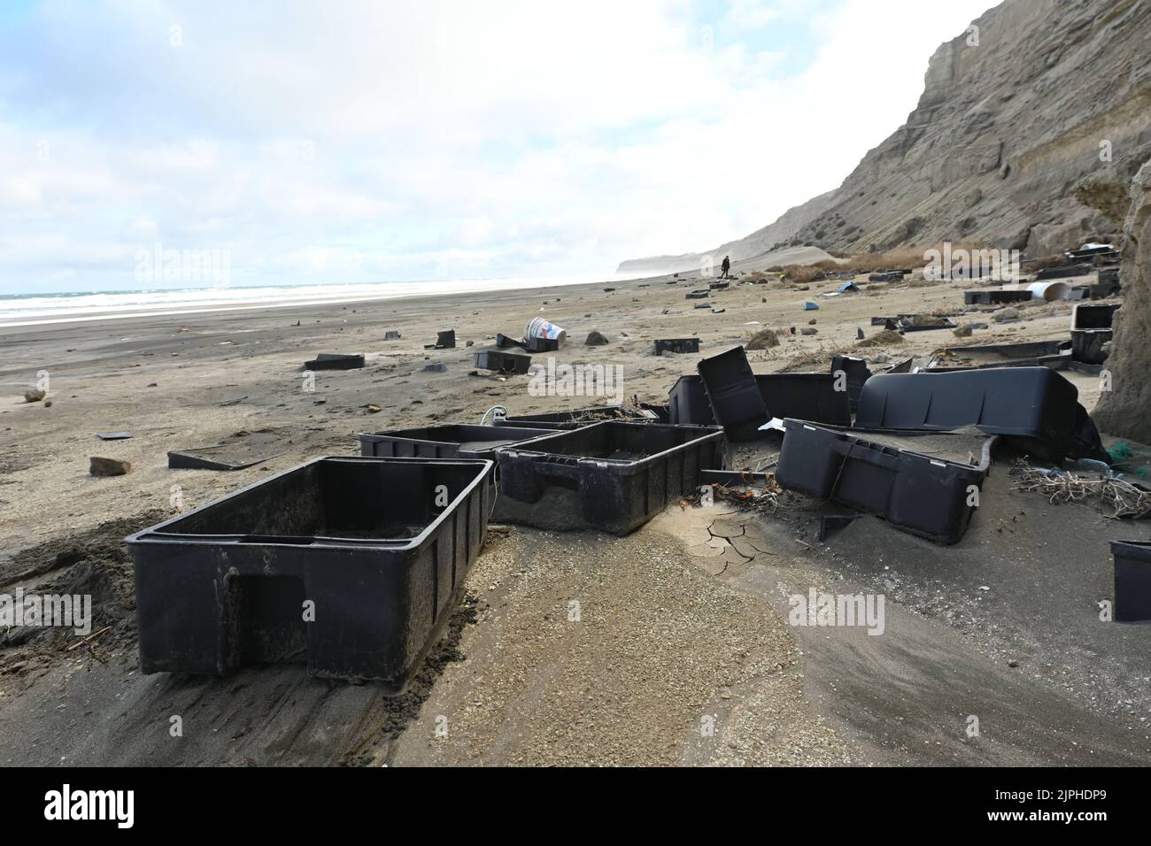 Chubut, Argentinien. 05. August 2022. Ein abgelegener Strand ist voller Plastikmüll. Laut einem OECD-Bericht aus dem Jahr 2022 haben sich die Mengen an Kunststoffabfällen in zwei Jahrzehnten verdoppelt. Quelle: Maxi Jonas/dpa/Alamy Live News Stockfoto