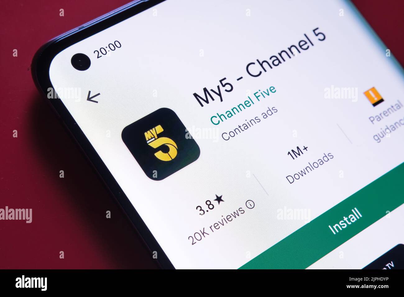 My5 Kanal 5 App gesehen in Google Play Store auf dem Smartphone-Bildschirm auf rotem Hintergrund platziert. Nahaufnahme mit selektivem Fokus. Stafford, Vereinigte Staaten von Amerika Stockfoto