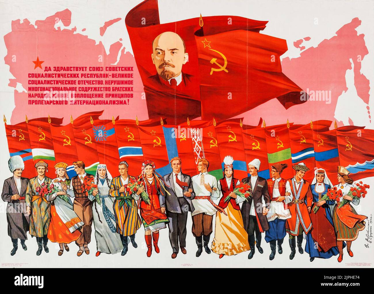 Sowjetische Propaganda (1972). Russisches Plakat mit russischer Flagge (Hammer und Sichel) und sowjetischem Führer Vladmir Lenin. Stockfoto