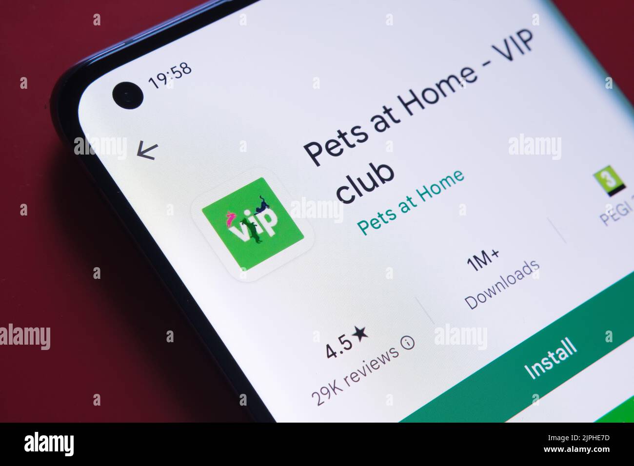 haustiere und Heim-App im Google Play Store auf dem Smartphone-Bildschirm auf rotem Hintergrund angezeigt. Nahaufnahme mit selektivem Fokus. Stafford, Vereinigte Staaten von Amerika Stockfoto