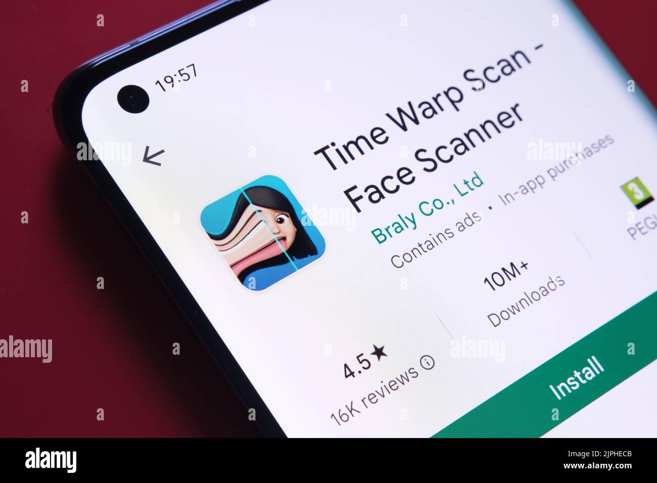 Time Wrap Scan-App im Google Play Store auf dem Smartphone-Bildschirm auf rotem Hintergrund angezeigt. Nahaufnahme mit selektivem Fokus. Stafford, United Stockfoto