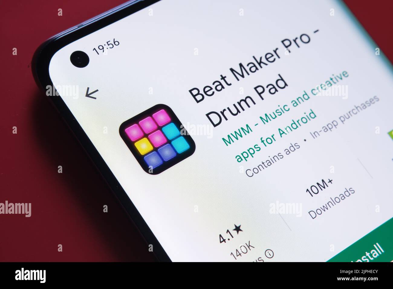 Beat Maker Pro App im Google Play Store auf dem Smartphone-Bildschirm auf rotem Hintergrund platziert gesehen. Nahaufnahme mit selektivem Fokus. Stafford, United Stockfoto