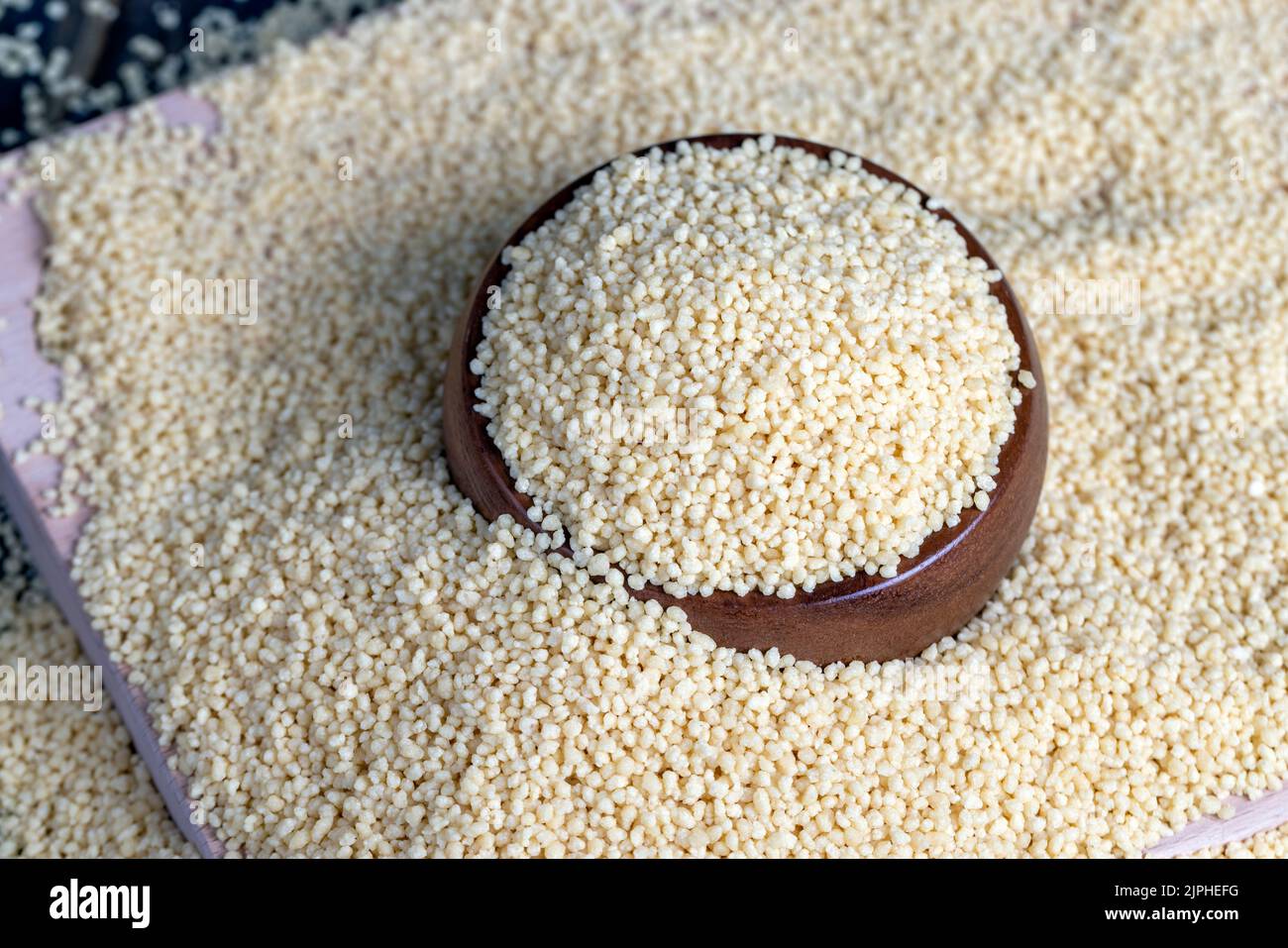 Frischer roher Haferbrei-Couscous aus Weizen oder Hirse, Gerichte aus ...