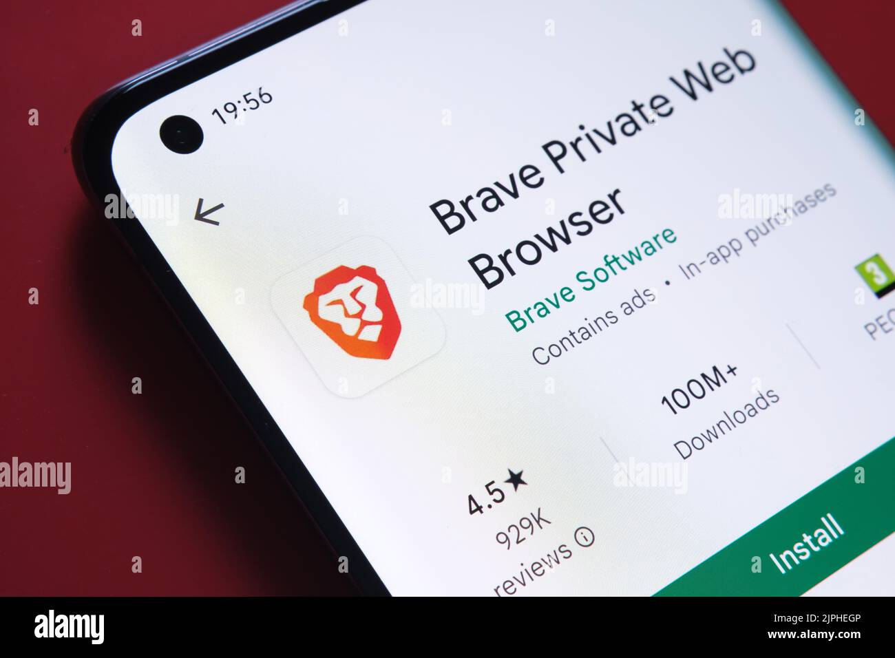 Brave Private Web-Browser-App im Google Play Store auf dem Smartphone-Bildschirm auf rotem Hintergrund platziert gesehen. Nahaufnahme mit selektivem Fokus. Staffo Stockfoto