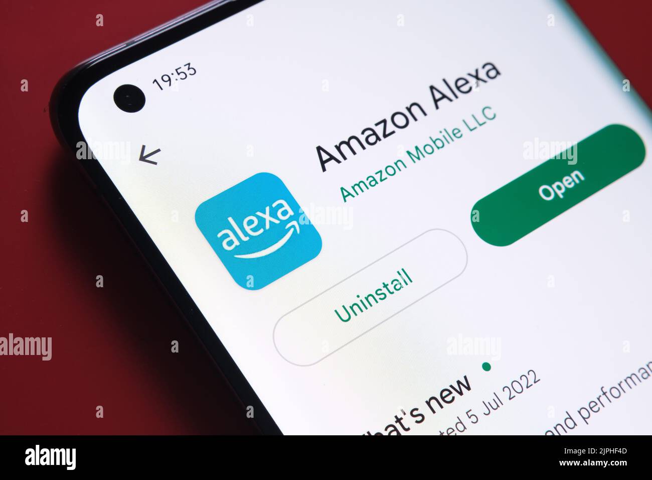 amazon alexa App im Google Play Store auf dem Smartphone-Bildschirm auf rotem Hintergrund platziert gesehen. Nahaufnahme mit selektivem Fokus. Stafford, Vereinigte Ki Stockfoto