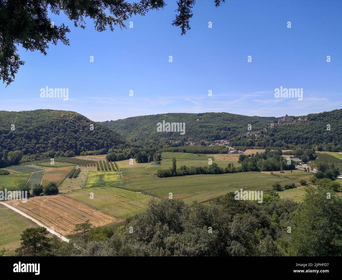 (C) Denis TRASFI / MAXPPP - à Vézac le 08-08-2022 - Les jardins de Marqueyssac - Vue panoramique depuis les jardins Stockfoto
