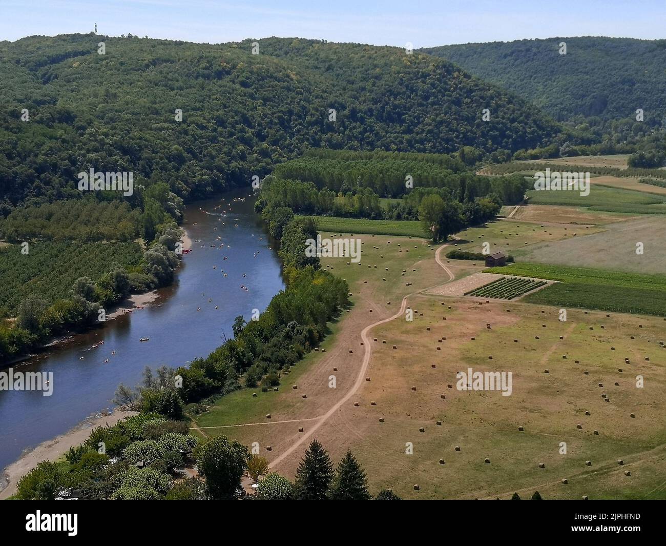 (C) Denis TRASFI / MAXPPP - à Vézac le 08-08-2022 - Les jardins de Marqueyssac - Vue panoramique sur la Dordogne et les champs depuis les jardins Stockfoto