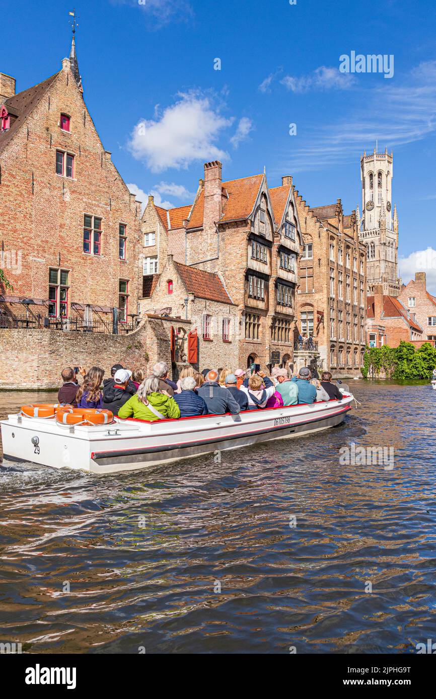 Touristen genießen eine geführte Bootsfahrt um die Kanäle von Brügge, Belgien Stockfoto