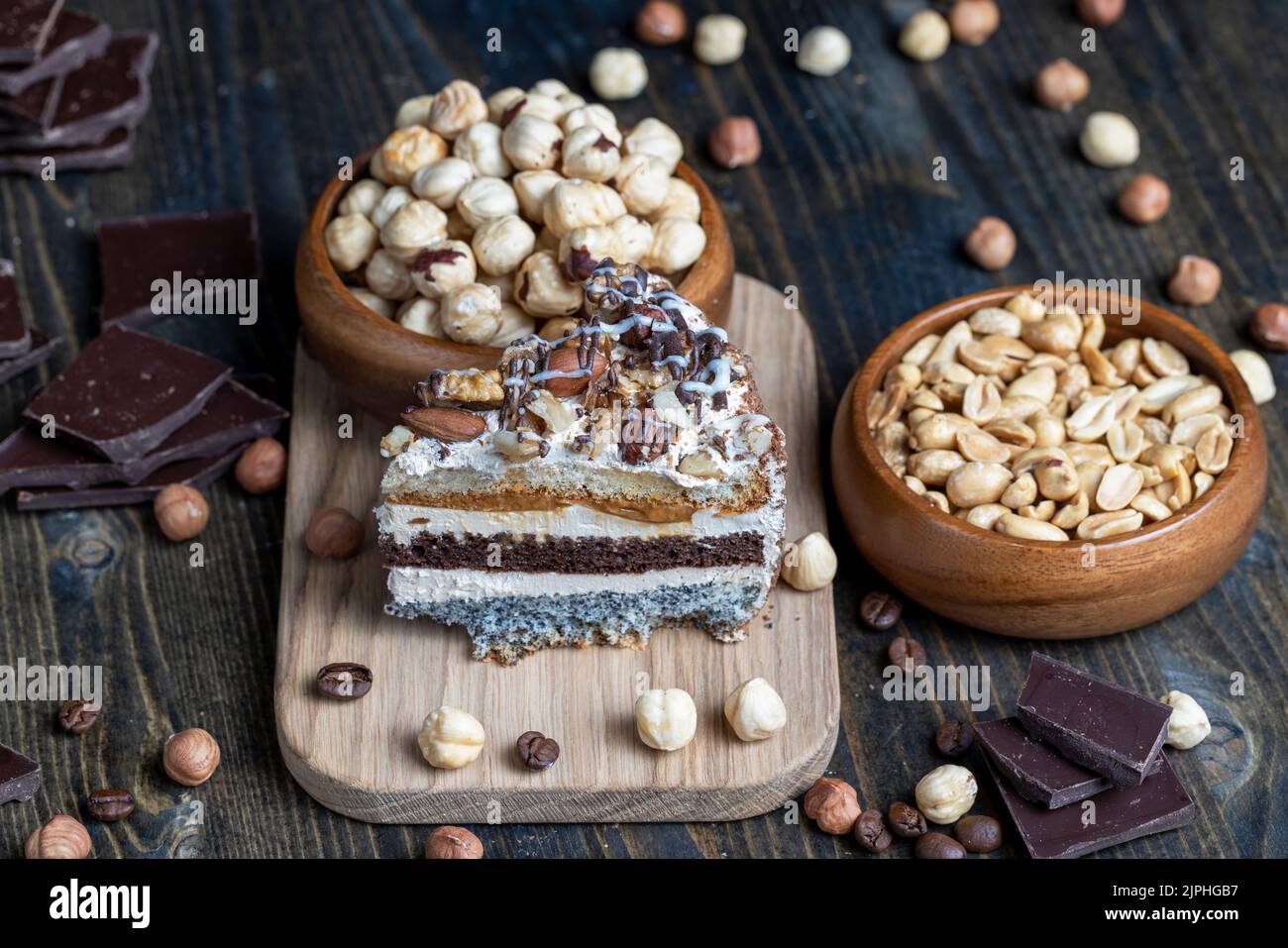 Mehrschichtiger Kuchen mit verschiedenen Schichten, Karamell, Mohn und Cremeschichten Kuchen zum Dessert mit Nüssen Stockfoto