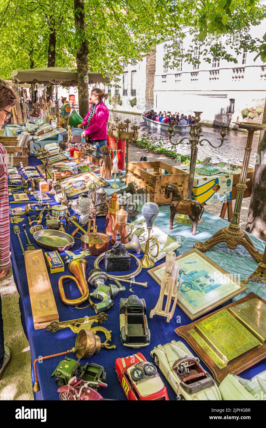 Der Flohmarkt am Samstagmorgen entlang des Dijver am Kanal in Brügge, Belgien Stockfoto