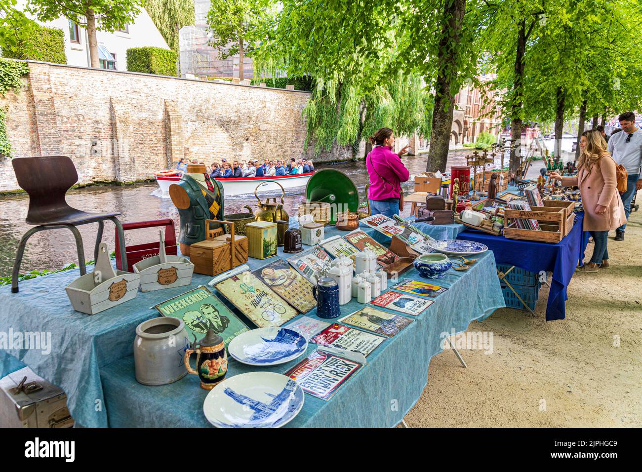 Der Flohmarkt am Samstagmorgen entlang des Dijver am Kanal in Brügge, Belgien Stockfoto