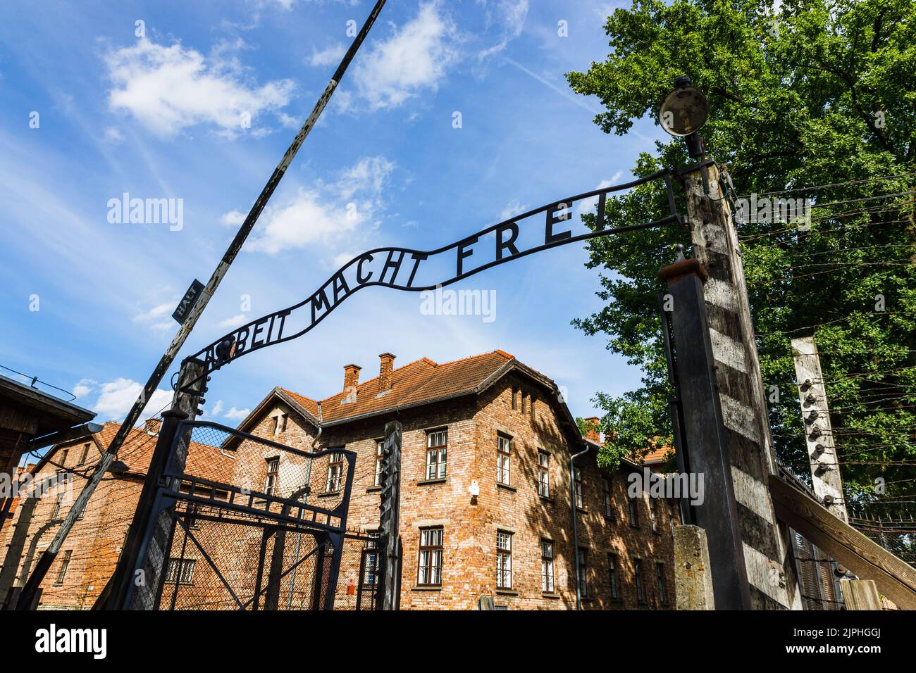 Haupttor zum Konzentrationslager Auschwitz-Birkenau. Auschwitz, Polen, 17. Juli 2022 Stockfoto