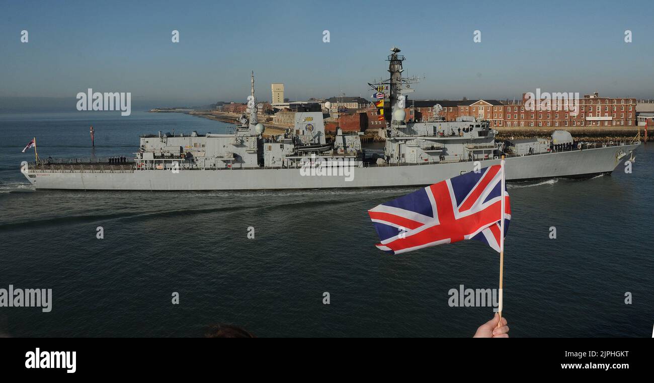 HMS WESTMINSTER WIRD IN PORTSMOUTH WILLKOMMEN GEHEISSEN, NACHDEM SIE BEI DER DURCHSETZUNG DER FLUGVERBOTSZONE ÜBER LIBYEN MITGEHOLFEN HAT. PIC MIKE WALKER, 2011 BILDER VON MIKE WALKER Stockfoto