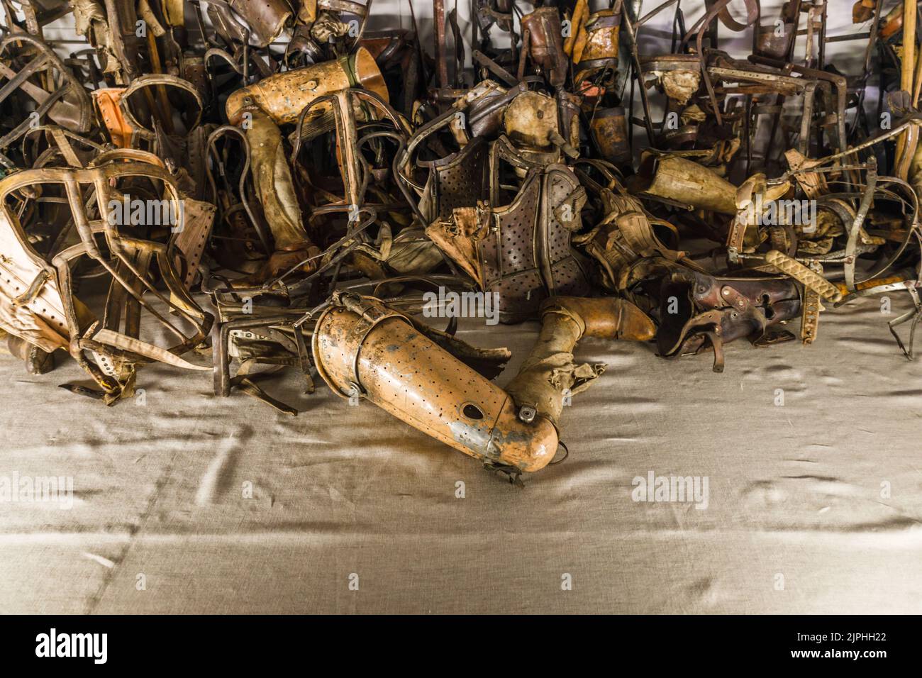 Beinprothesen im Konzentrationslager Auschwitz-Birkenau. Oswiecim, Polen, 17. Juli 2022 Stockfoto