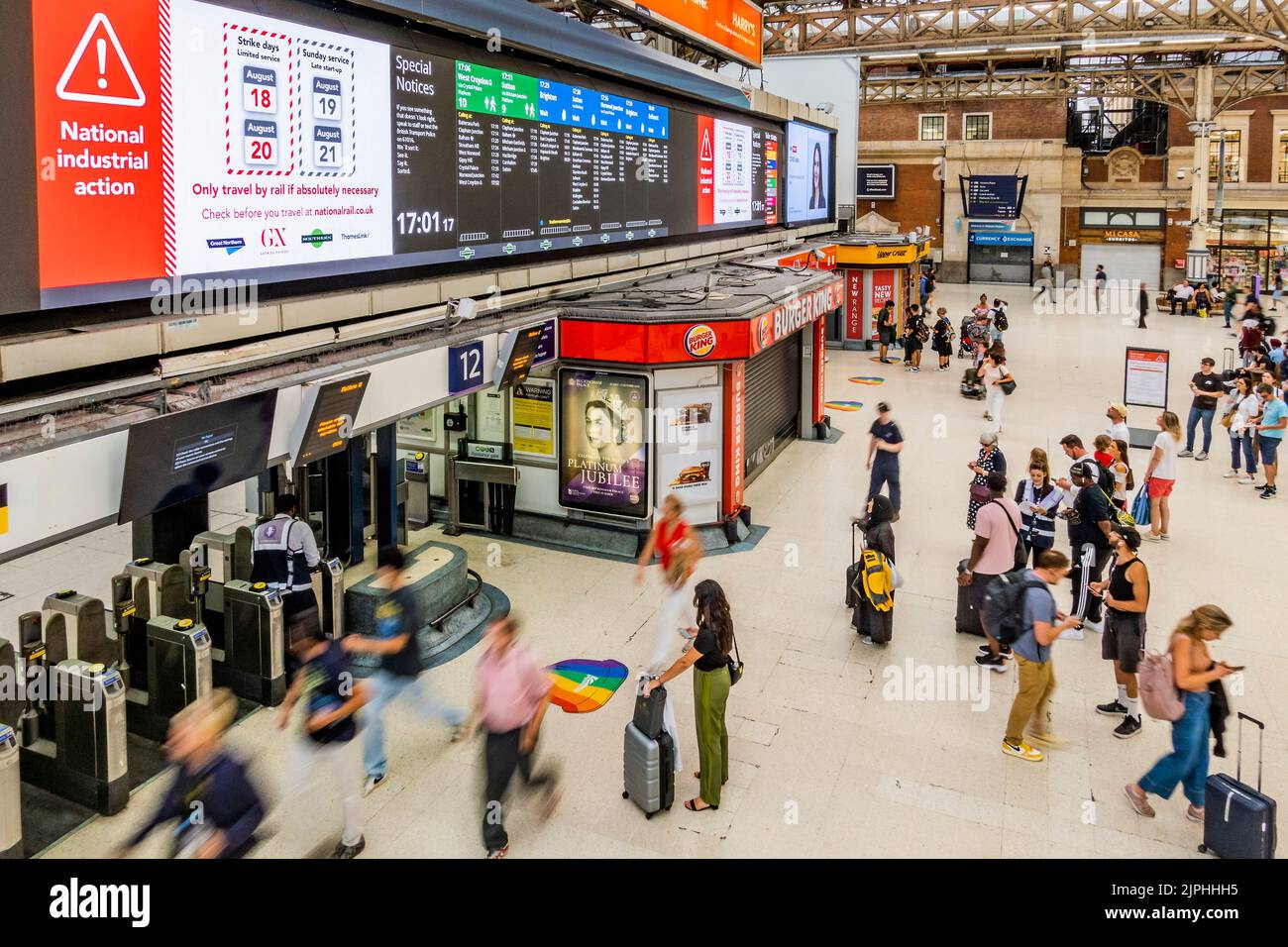 London, Großbritannien. 18. August 2022. Die Menschen kommen weiterhin in der Hoffnung, einen der wenigen Züge in Betrieb zu nehmen. Viele der Bahnsteige sind leer und die letzten Züge des Tages werden zwischen 5,30 und 6,00 Uhr abfahren. Der letzte Eisenbahnstreik am Bahnhof Victoria. Kredit: Guy Bell/Alamy Live Nachrichten Stockfoto