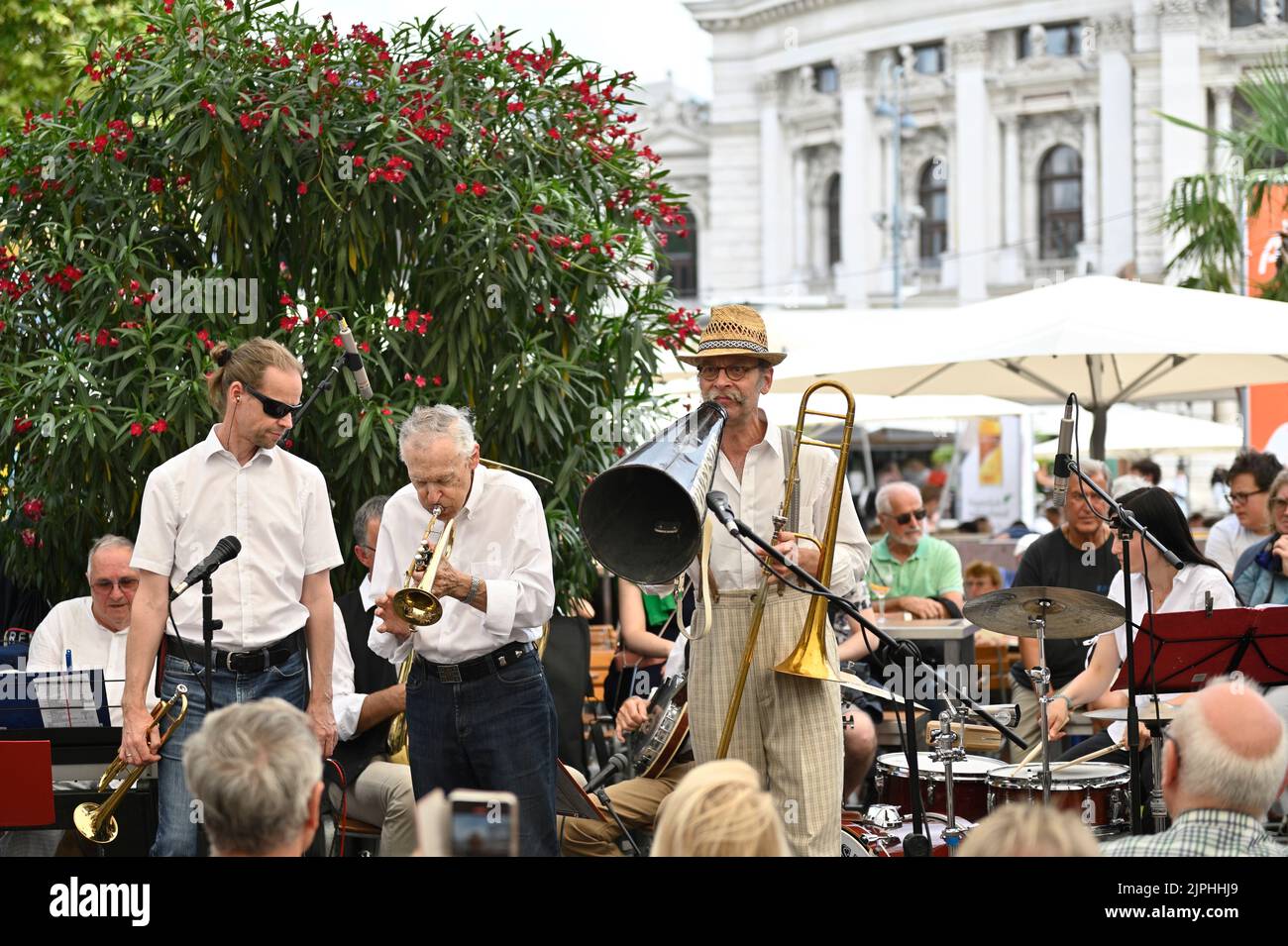 Wien, Österreich. Eine Dixieland-Band spielt beim Filmfestival 2022 in Wien am Rathausplatz Stockfoto