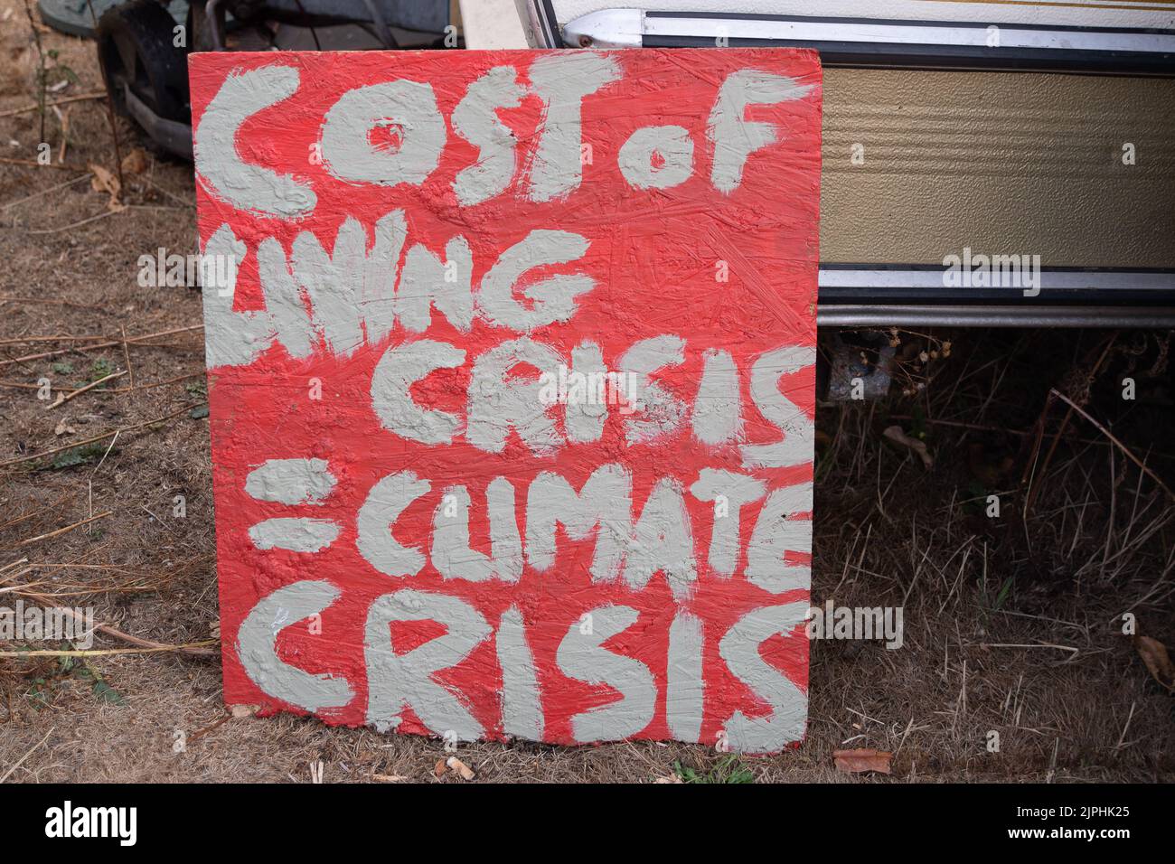 CHERTSEY, Surrey, Großbritannien. 18.. August 2022. Scott Breen, ein erfahrener Klimaaktivist, der als Digger bekannt ist, grub in Chertsey seit 18 Tagen einen Tunnel an Land, wo Esso (ExxonMobil) eine neue Flugzeugbrennstoffleitung nach London Heathrow baut. Folglich wurden alle Arbeiten am Standort eingestellt, und Esso hat eine vorläufige Verfügung über das Gebiet, in dem der Tunnel liegt, erhalten, was bedeutet, dass eine Räumung bevorsteht. Quelle: Maureen McLean/Alamy Live News Stockfoto