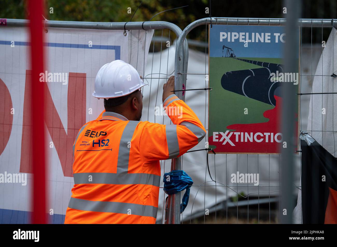 CHERTSEY, Surrey, Großbritannien. 18.. August 2022. Scott Breen, ein erfahrener Klimaaktivist, der als Digger bekannt ist, grub in Chertsey seit 18 Tagen einen Tunnel an Land, wo Esso (ExxonMobil) eine neue Flugzeugbrennstoffleitung nach London Heathrow baut. Folglich wurden alle Arbeiten am Standort eingestellt, und Esso hat eine vorläufige Verfügung über das Gebiet, in dem der Tunnel liegt, erhalten, was bedeutet, dass eine Räumung bevorsteht. Quelle: Maureen McLean/Alamy Live News Stockfoto