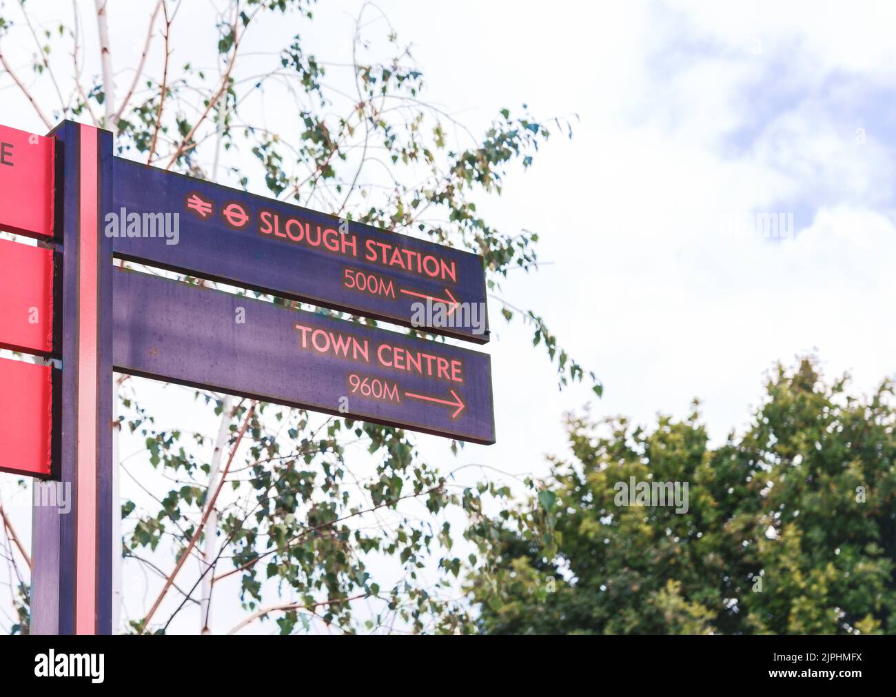Beschilderung (in Metern) im Horlicks Quarter, Slough, Barkshire, die die Entfernung zum Bahnhof und zum Stadtzentrum illustriert. Stockfoto