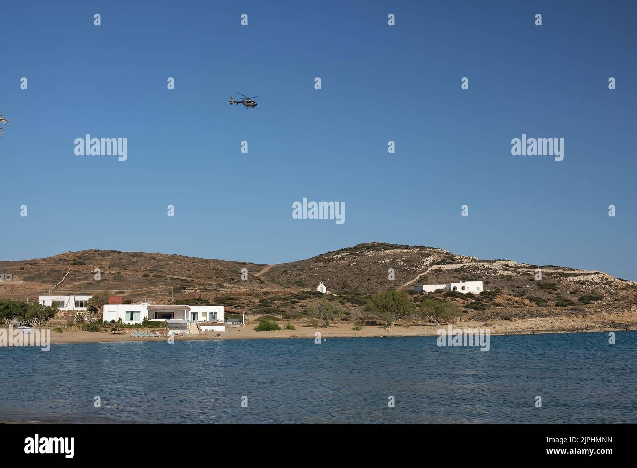 Blick auf den herrlichen Strand von Manganari und einen privaten Hubschrauber in der Luft in iOS Griechenland Stockfoto