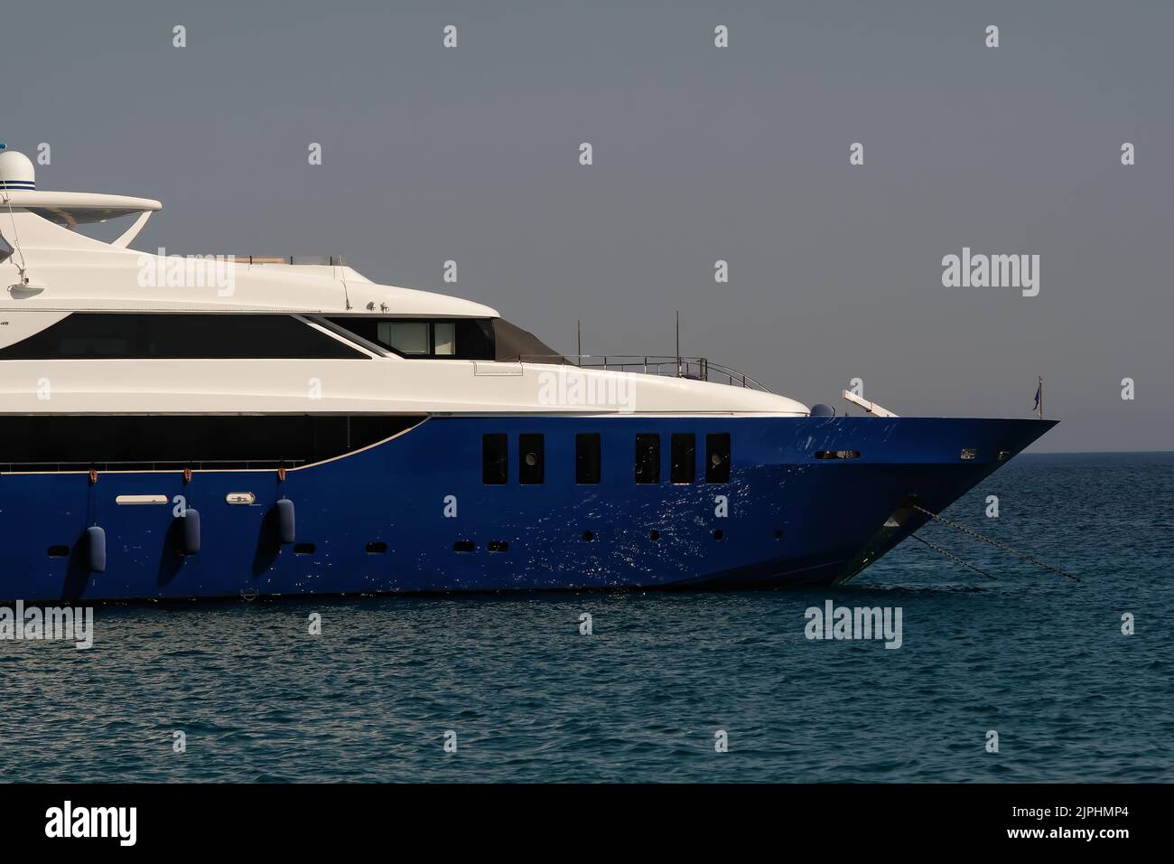 IOS, Griechenland - 7. Juni 2021 : Nahaufnahme einer schönen Yacht am Manganari Strand von iOS Greece Stockfoto