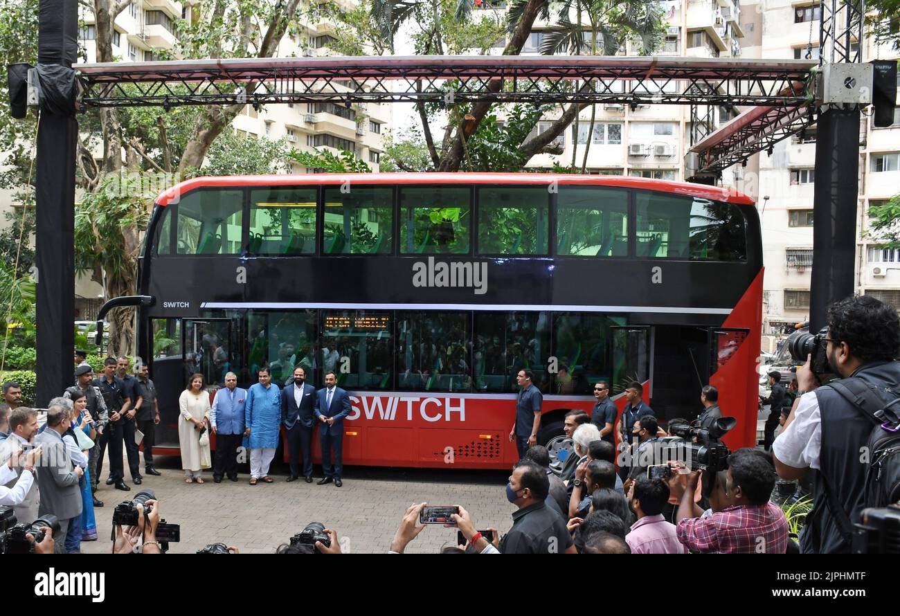 Mumbai, Indien. 18. August 2022. Nitin Gadkari, Minister für Straßentransport und Autobahnen, indische Regierung und Ashok Hinduja, Vorsitzender - Hinduja Group of Companies (Indien) posieren für ein Foto in der Nähe des Busses mit anderen Würdenträgern nach der Enthüllung des ersten elektrisch klimatisierten Doppeldeckerbusses Indiens in Mumbai. Der neue elektrisch klimatisierte Doppeldeckerbus wird emissionsfrei sein und einen saubereren und nachhaltigeren Transport für das Pendeln in der Stadt ermöglichen. Kredit: SOPA Images Limited/Alamy Live Nachrichten Stockfoto