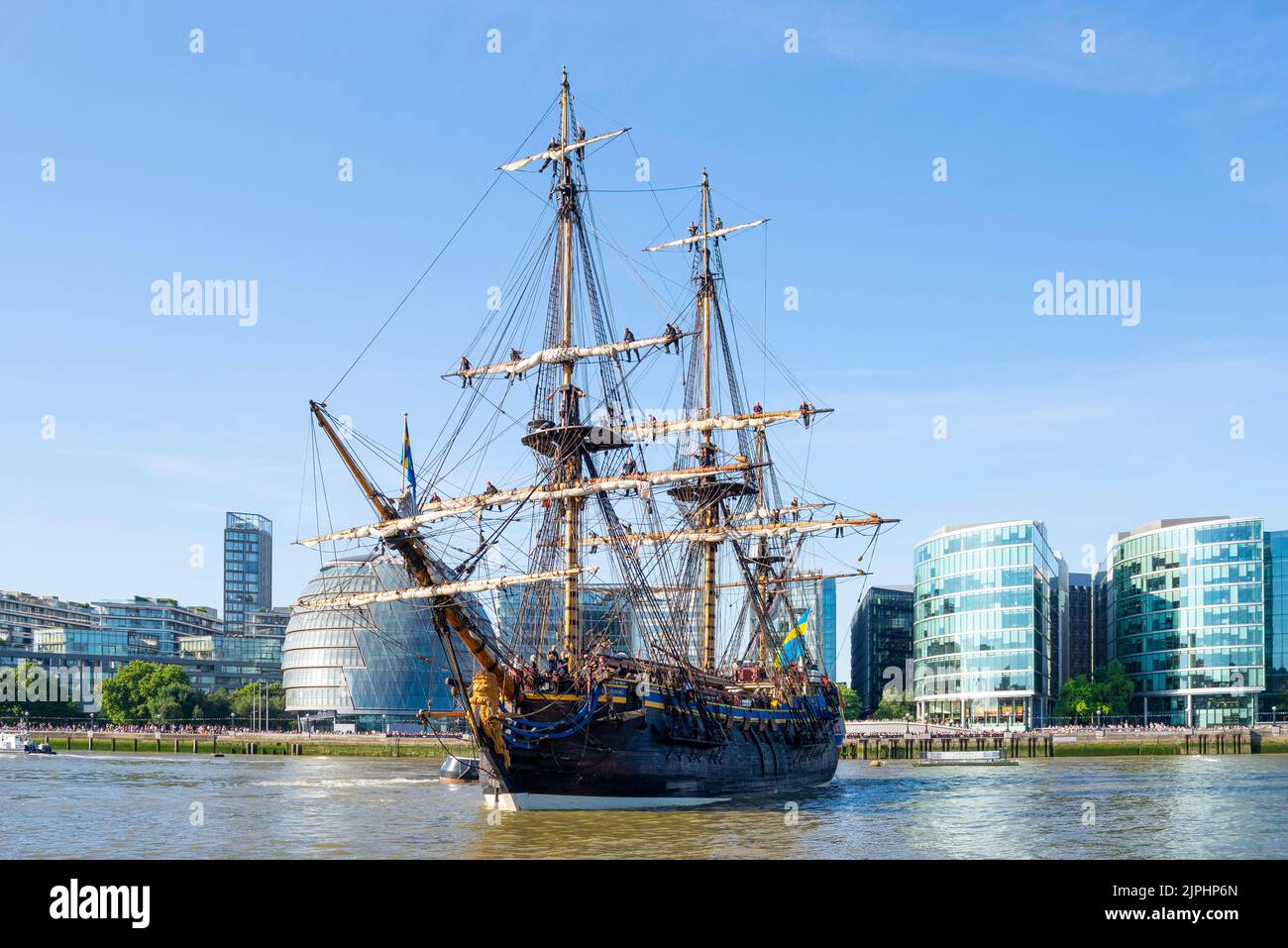 Göteborg von Schweden, eine Segelnachbildung der schwedischen Ost-Indiaman Göteborg I, zu Besuch in London, Großbritannien. Skyline von London. Drehen im Pool von London Stockfoto