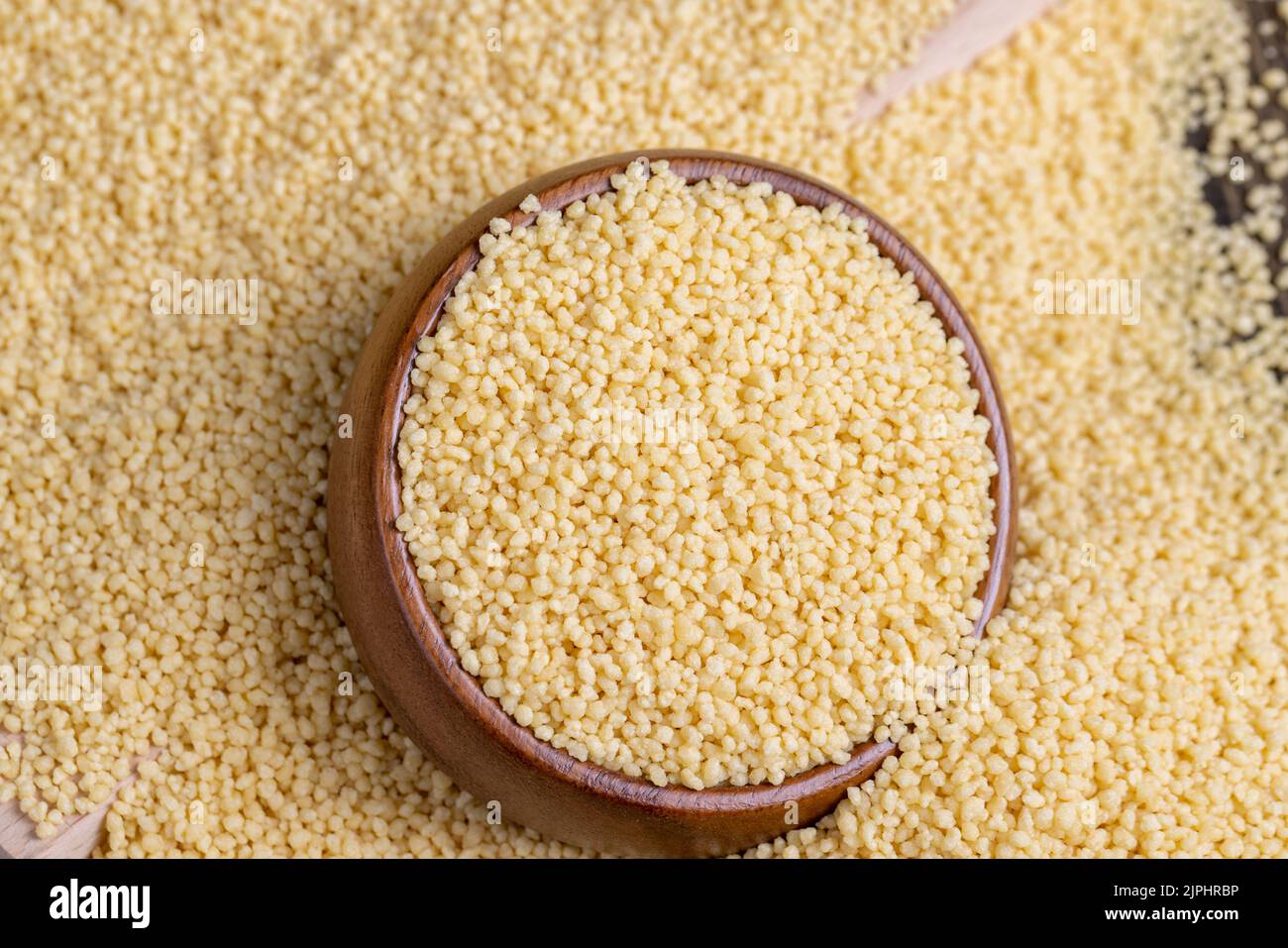 Frischer roher Haferbrei-Couscous aus Weizen oder Hirse, Gerichte aus ...