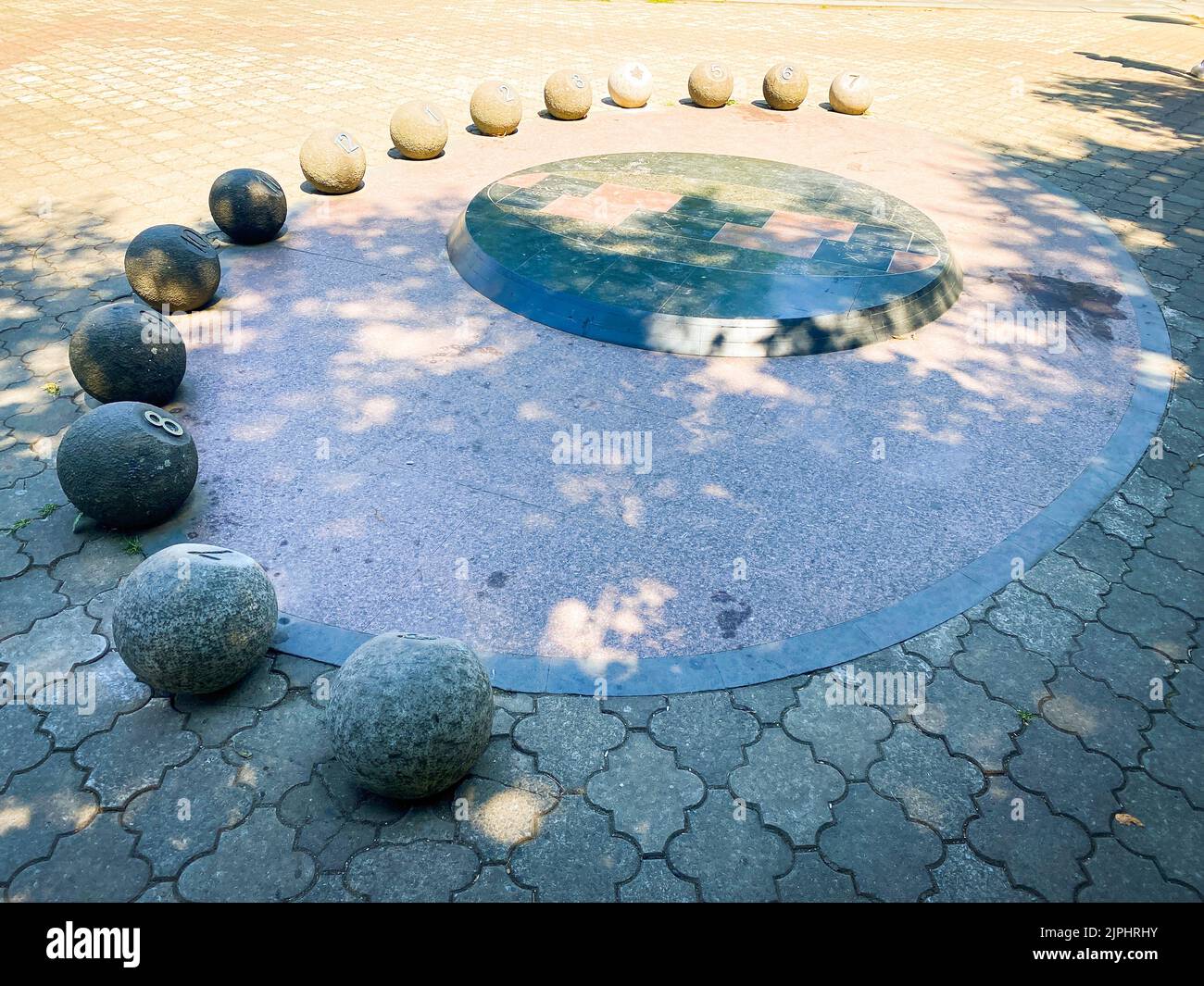 Batumi, Georgia - 11.. august 2022: Sonnenuhr mit einzigartigem Design im Park in der Straße Stockfoto