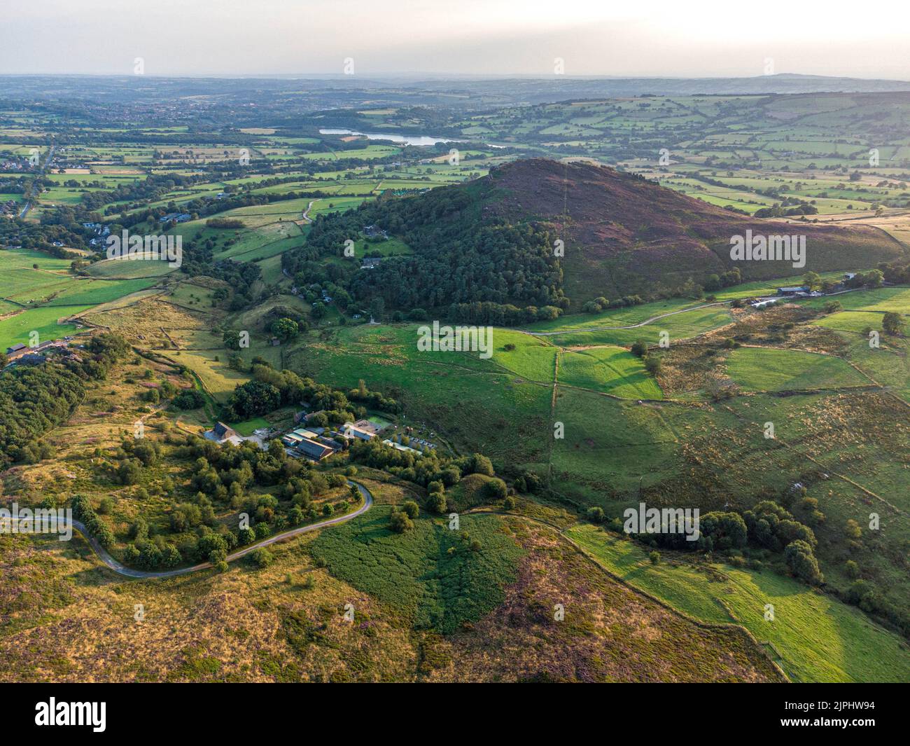 Grüne Hügel im Peak District, Großbritannien Stockfoto