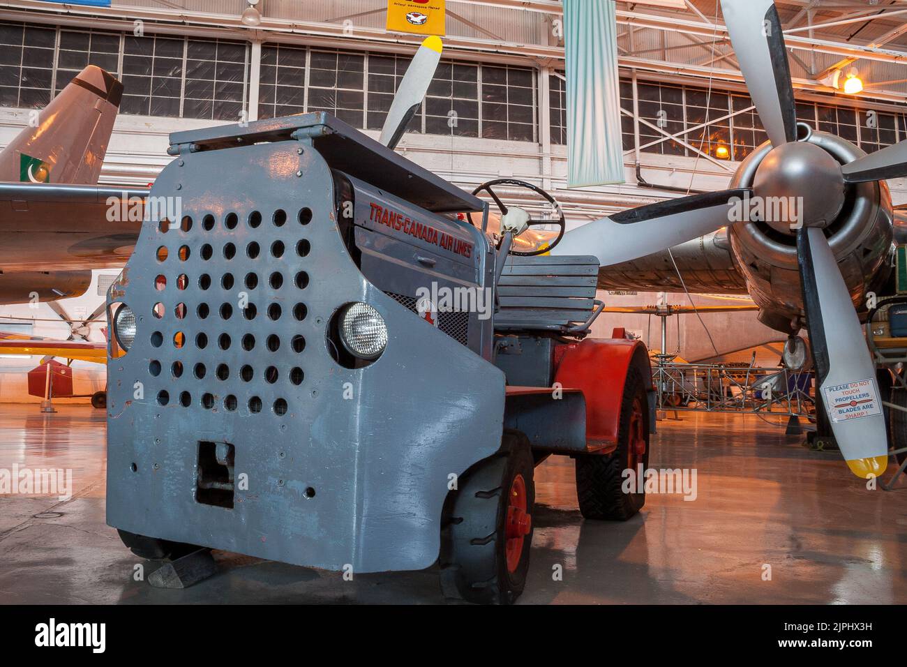 Eine Nahaufnahme eines alten Schleppers oder Traktors zum Ziehen von Flugzeugen im Flugzeugmuseum Stockfoto