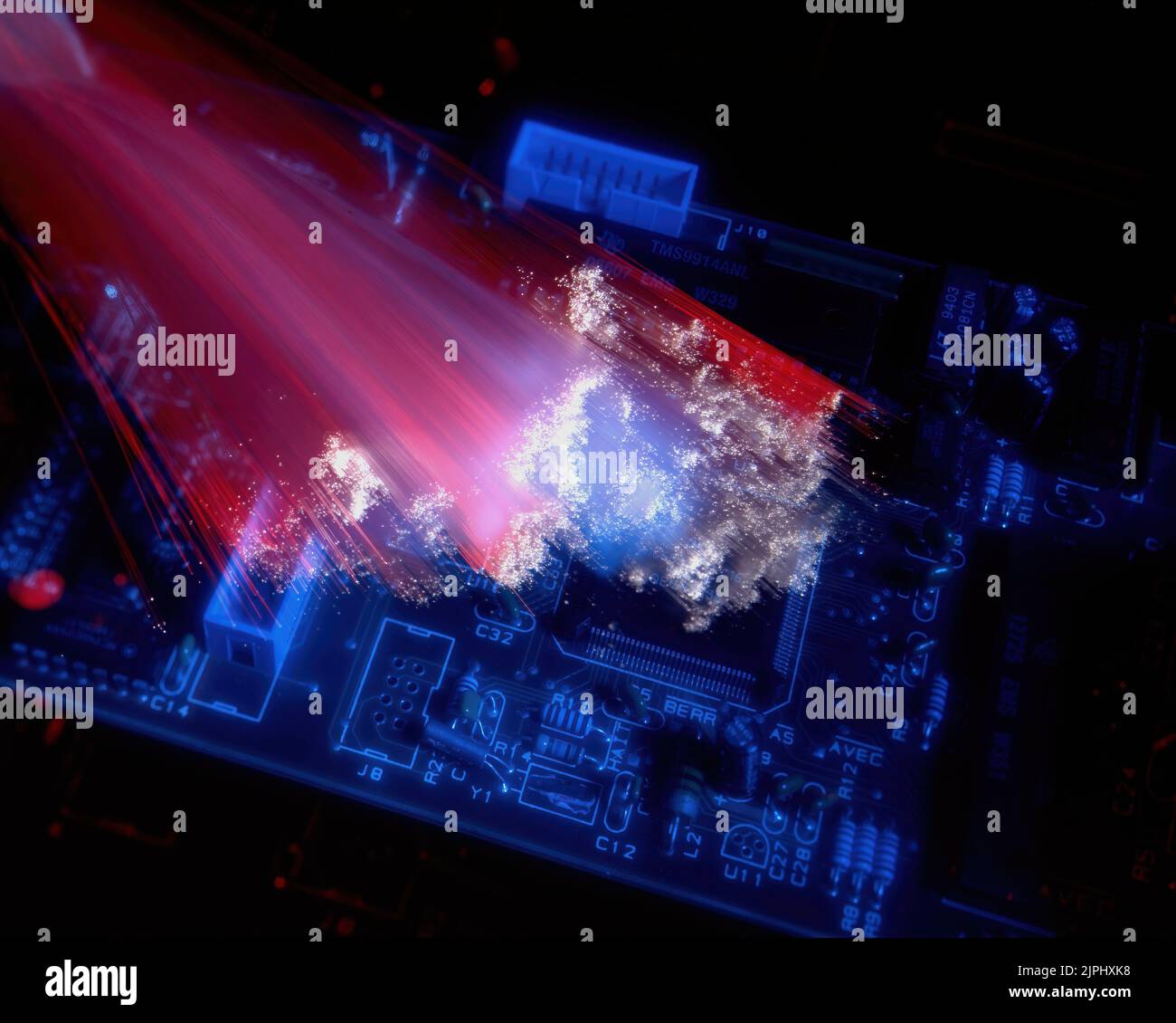 Ein Glasfaserbündel aus Glasfasern mit Leiterplattenhintergrund, das für die Computerkommunikation verwendet wird Stockfoto