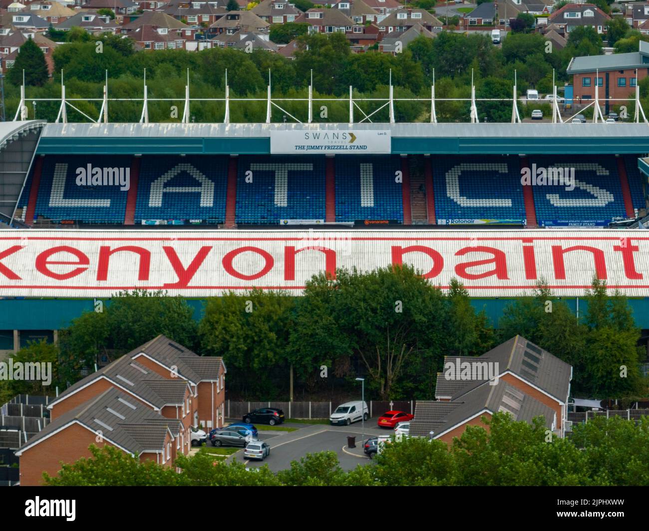 Boundary Park Luftdrohne aus der Luft, Oldham Athletic Football Club Stadium, Vogelperspektive Stockfoto