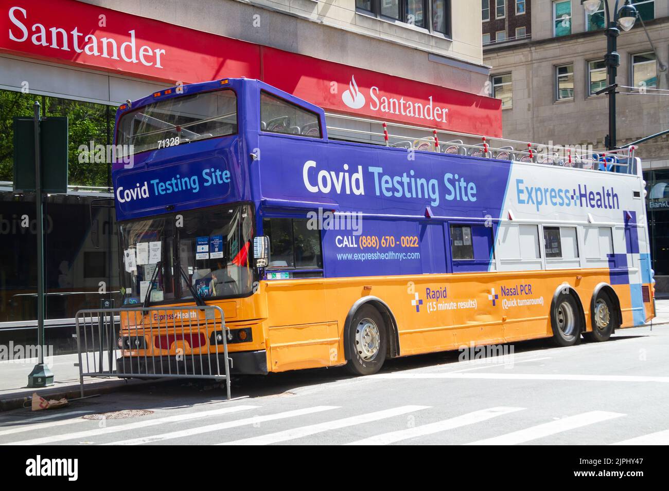 New York City, NY, USA Mai 1 2022: Express Health Covid testet den Standortbus in Manhattan. Es stehen schnelle Antigen- und PCR-Tests zur Verfügung. Stockfoto